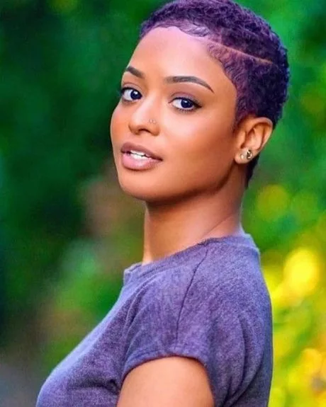 Fina korta frisyrer för svarta kvinnor
