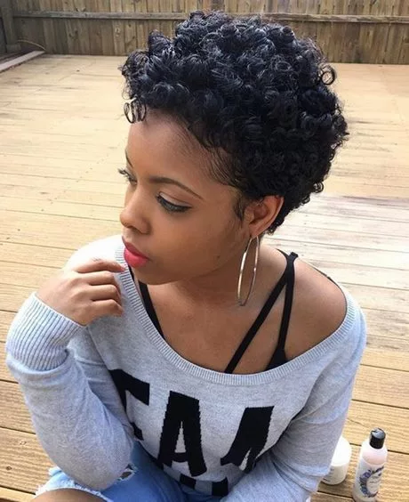 Fina korta frisyrer för svarta kvinnor