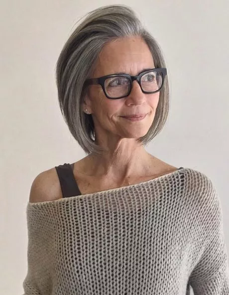 Frisyrer för kvinnor över 50 år med glasögon