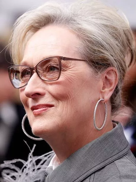Frisyrer för kvinnor över 50 år med glasögon