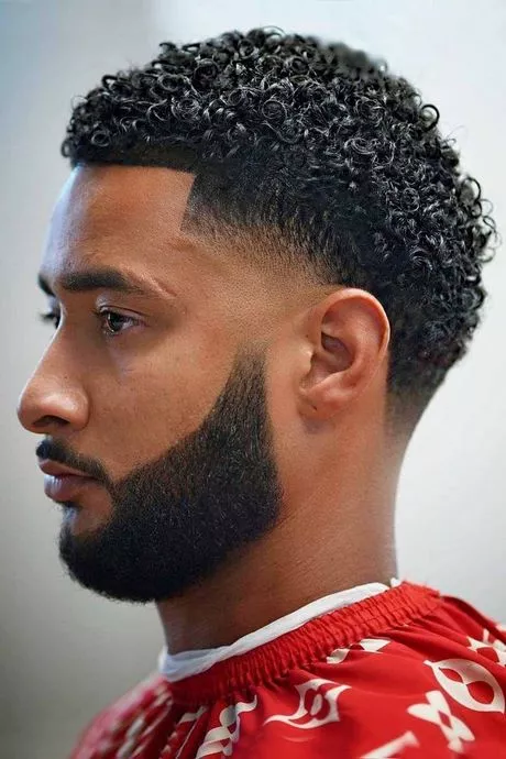 Korta lockiga frisyrer för svarta män