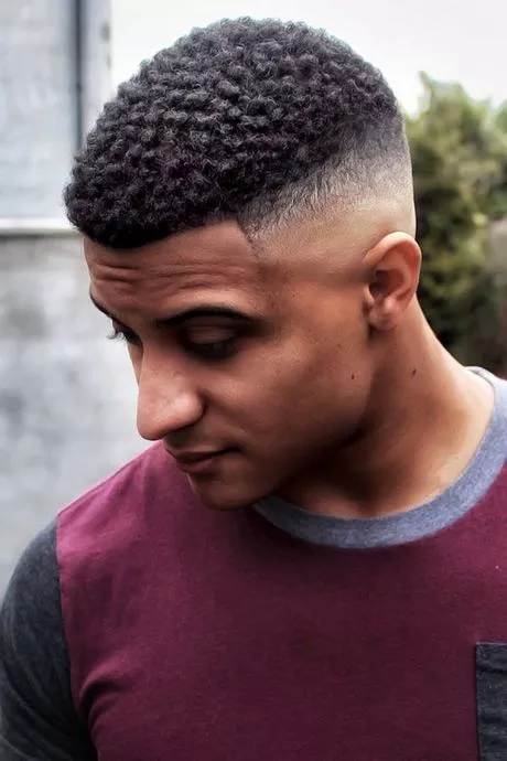 Korta lockiga frisyrer för svarta män