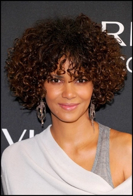 Korta lockiga hårklippningar för svarta kvinnor