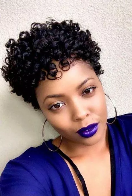 Korta lockiga hårklippningar för svarta kvinnor