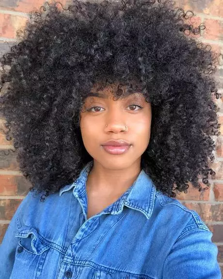 Vågiga frisyrer för svarta kvinnor