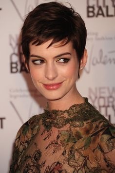 Anne hathaway frisyr