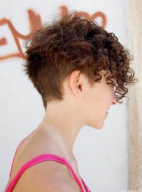 Curly frisyrer för kvinnor