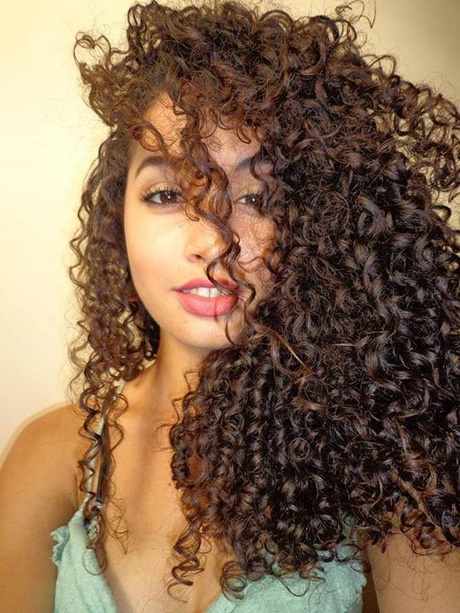 Curly frisyrer för långt hår