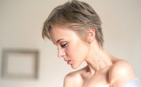 Kort hår nedskärningar för kvinnor