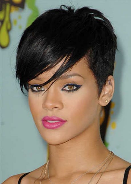 Rihanna korta frisyrer 2022