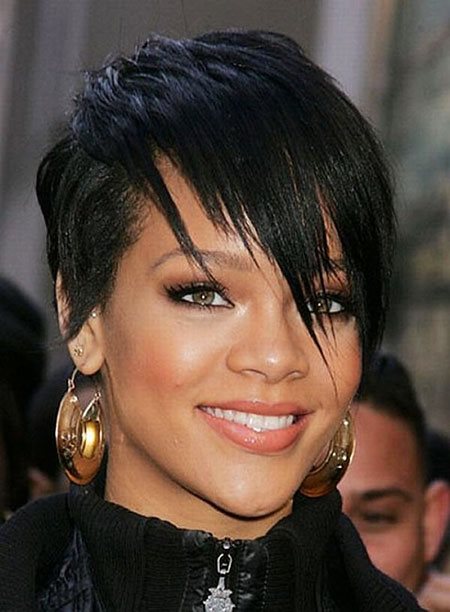Rihanna korta frisyrer 2022