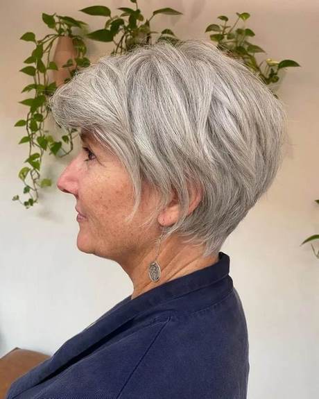 Kort frisyrstil för kvinnor 2023