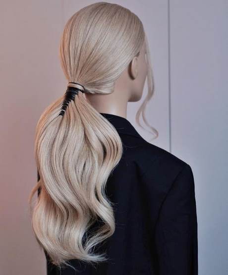 Prom updos för långt hår 2023