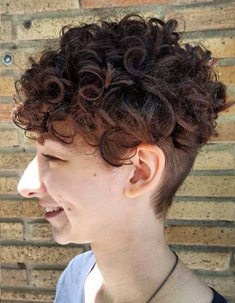 Curly frisyrer för kort hår