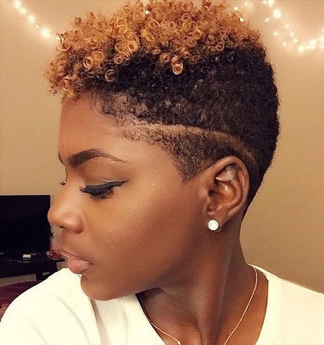 Kort frisyr för svarta kvinnor