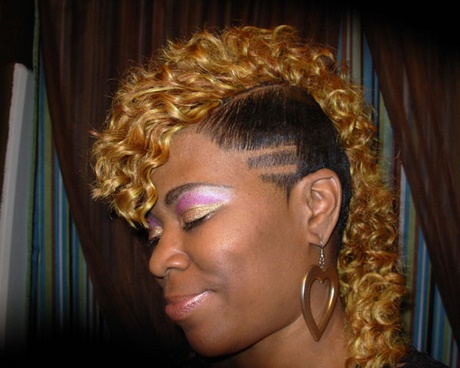 Mohawk-frisyrer för kvinnor svart