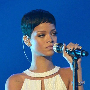 Rihanna kort frisyr