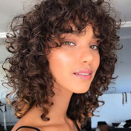 Curly frisyrer för 2019