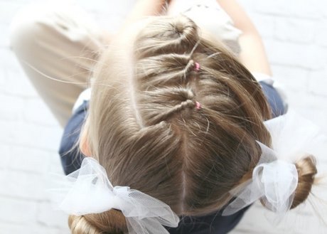 Frisyrer för små tjejer med långt hår