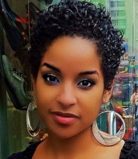 Korta svarta frisyrer för kvinnor
