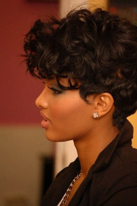 Korta svarta frisyrer för kvinnor