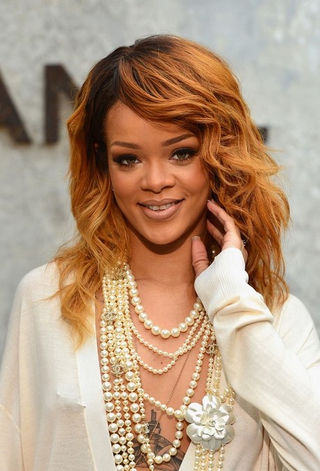 Rihanna lockigt frisyrer