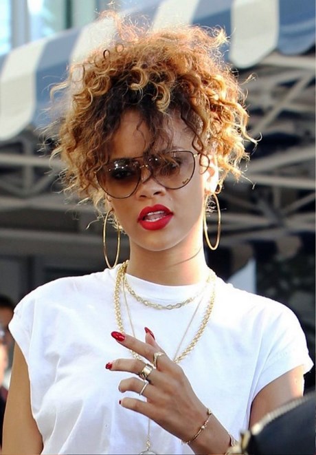 Rihanna lockigt frisyrer