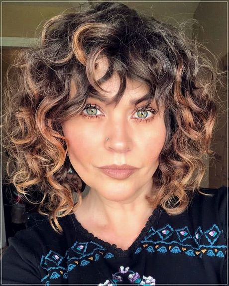 Curly frisyrer för långt hår 2021