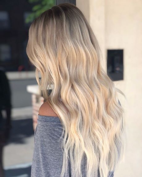 Lång blond hårklippning 2021