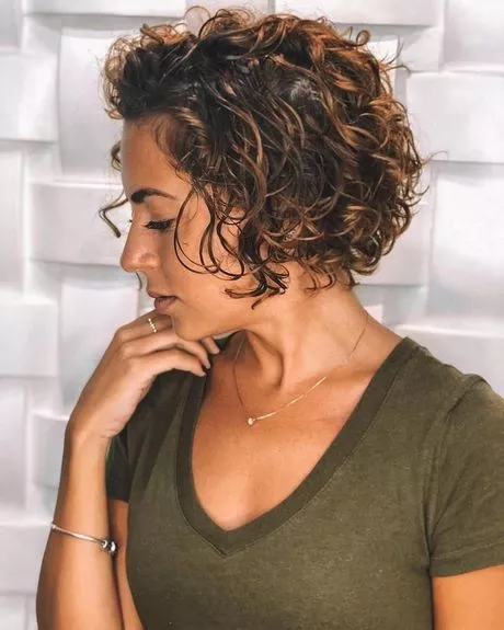 Curly korta frisyrer för kvinnor