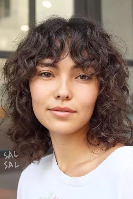 Curly korta frisyrer för kvinnor