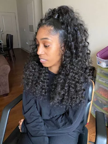Curly väva frisyrer för svarta kvinnor