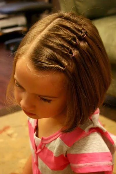 Korta frisyrer för små tjejer