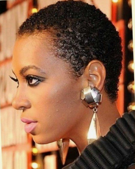 Korta frisyrer för svarta kvinnor med runda ansikten