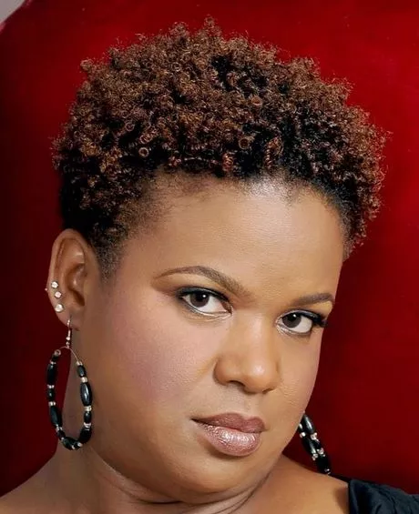 Korta frisyrer för svarta kvinnor med runda ansikten