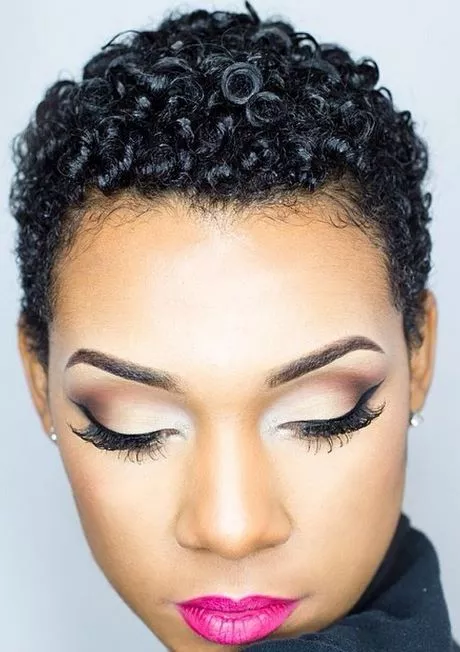 Korta naturliga hårklippningar för svarta kvinnor