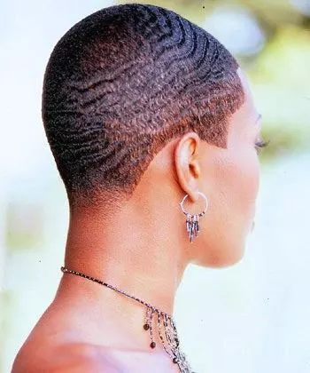 Svarta kvinnor korta frisyrer
