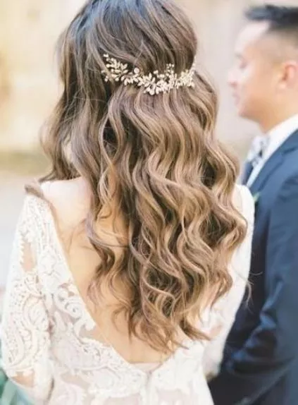 Vågigt bröllop hår