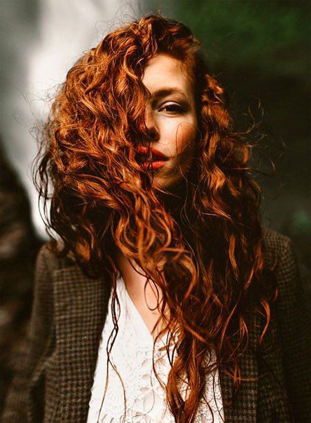 Curly röda frisyrer