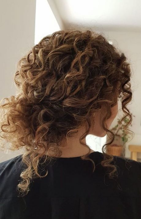 Curly upp frisyrer
