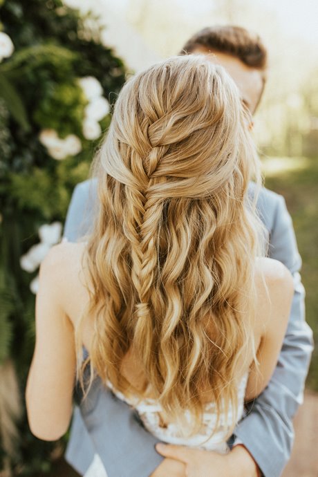 Frisyrer för långt hår för bröllop