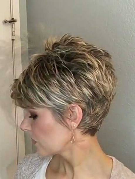 Kort frisyr för kvinnor över 50 år