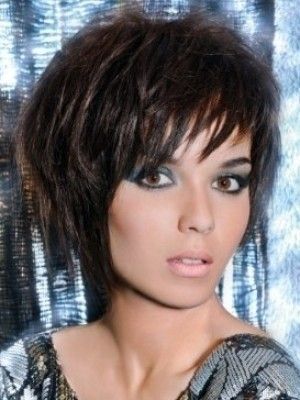 Korta hackiga hårklippningar för kvinnor