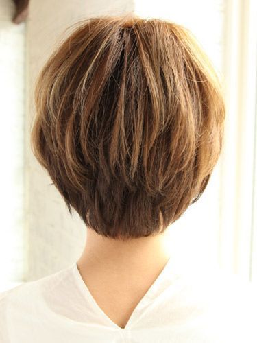 Bakifrån av korta frisyrer för kvinnor
