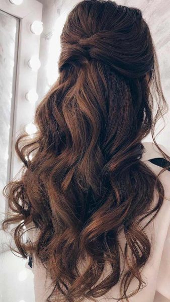 Blomma flicka frisyrer för långt hår