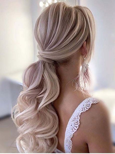 Blond prom frisyrer