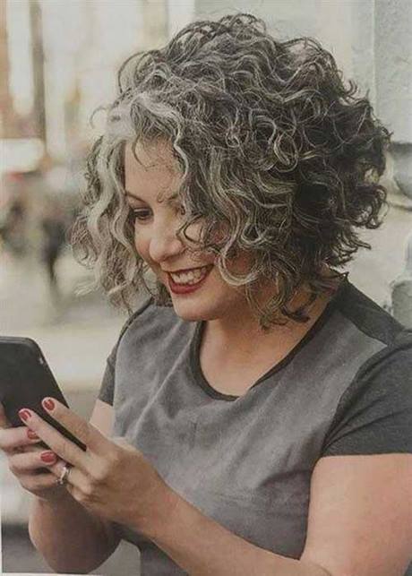 Curly frisyrer för äldre kvinnor