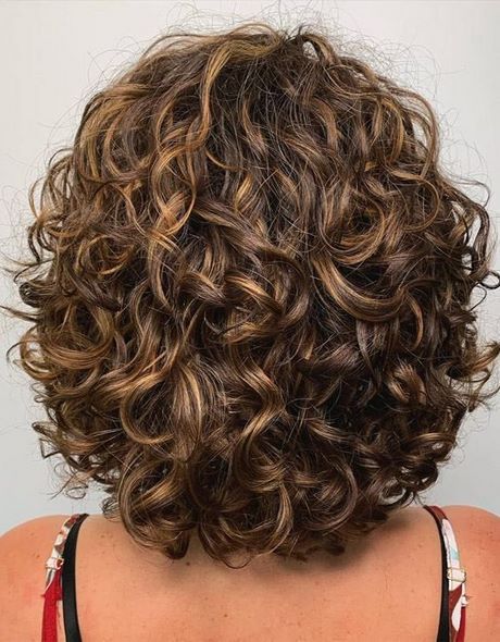 Curly frisyrer för axellångt hår
