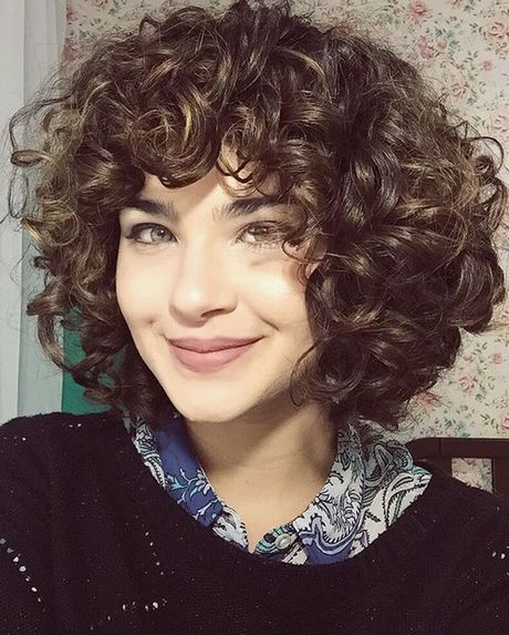 Curly frisyrer med fransar