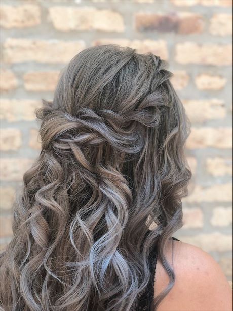 Curly frisyrer prom